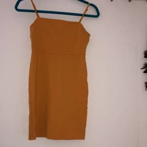 Gul klänning från FIREVER 21 - Första bild:framsida Andra bild:baksida :tredjebild: med en väska så man ska kunna få in känslan;) Gör lecker klänning från FOREVER21 (Köpare står för frakt)