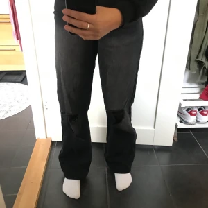 Jeans  - Säljer dessa skitsnygga jeans från boohoo, kommer tyvärr inte till användning, använt Max 2 gånger. Är 170cm lång och de sitter perfekt i benen! Pris kan diskuteras