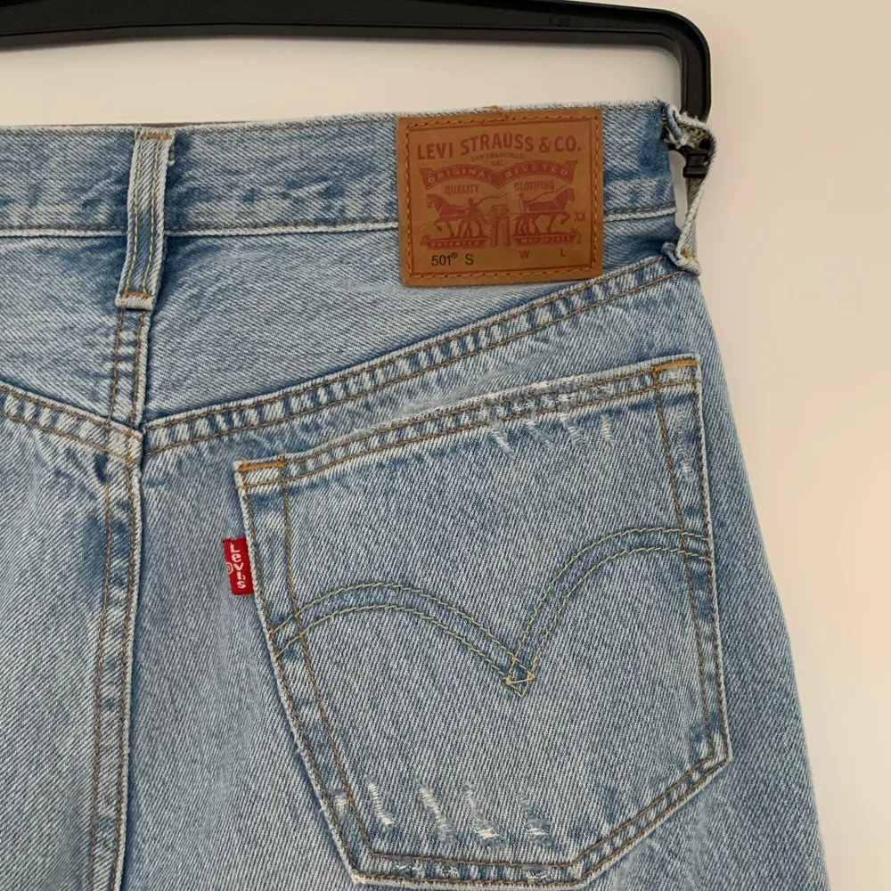 Klassiska snygga jeans från Levis i modellen 501. Super snygga i tvätten och passar perfekt till allt! Säljer på grund av att de är lite för korta i min smak. Storlek 26/32💗köparen står för frakten. Jeans & Byxor.