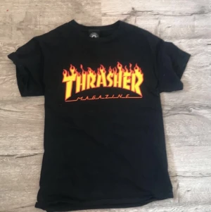 Trasher tröja  - Säljer denna supersnygga tröjan från trasher i storlek S (herrstorlek). Endast använt den några få gånger och är i hyfsat bra skick. Köptes för 350kr, mitt pris är 89kr. Kontakta för intresse eller frågor