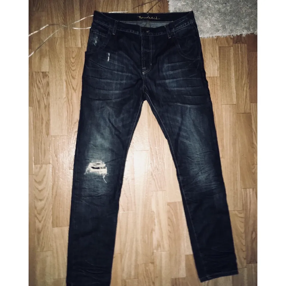 Bondelid jeans str 33/34 i ny skick (endast använda 1 gång).  Kolla gärna in mina andra inlägg, Vi intresse av fler varor så fixar jag ett bra paketpris!. Jeans & Byxor.