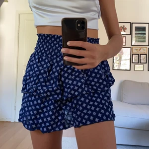 Kjol stl 34 - Fin ganska kort kjol från H&M i stl 34, knappt använd