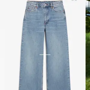 Raka jeans från Monki i modellen Yoko. Knappt använda så skicket är väldigt bra. Storleken är 24 och färgen är mid blue. (Bilder lånade från Monkis hemsida)