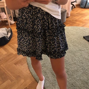 Kjoool!🥰 - Säljer denna supersöta kjolen från Shein som passar till alla tillfällen!!! För endast 115kr, skriv privat för mer infoooo🥰🥰🥰