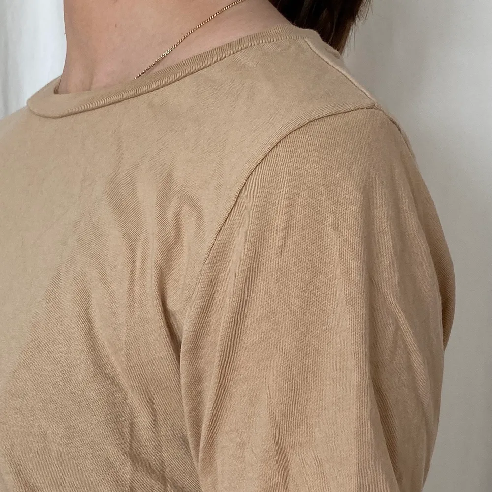 Lös beige T-shirt från Gina Tricot i storlek M. Använda några gånger. Buda i kommentarerna eller skriv till mig privat! Frakt tillkommer om mötas inte är möjligt!  . T-shirts.