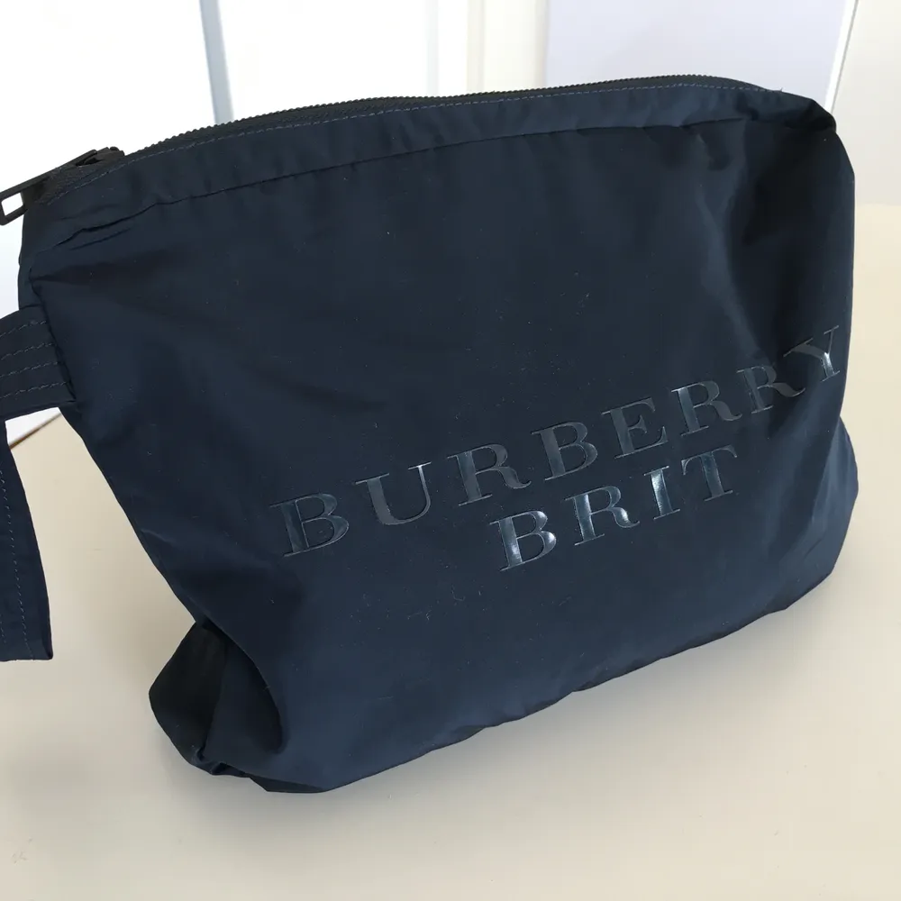 Burberry brit necessär bag. 26cm x 20cm x 4 cm. Väskor.