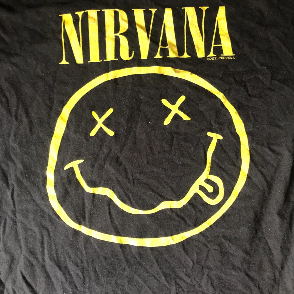 Nirvana T-shirt med klassisk logga. Jag är 176cm och väger 80Kg. T-shirts.