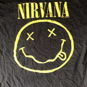 Nirvana T-shirt med klassisk logga. Jag är 176cm och väger 80Kg