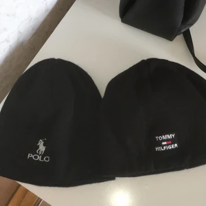 Polo & Tommy Hilfiger mössa - Två fina svarta märkesmössor, använda 1 gång men båda är tvättade. Köptes för 1 år sedan, inte sönder någonstans. Vid snabb affär kan priset gå ner lite. 175kr för båda