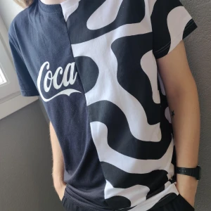 Black&White Split Tee #1  - Egendesignad split t-shirt i storlek S-M. Fraktkostnad på 42kr tillkommer. ✨