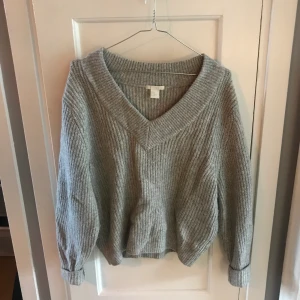 H&m tjocktröja grå  - Superfin tjocktröja från H&m i storlek S. 
