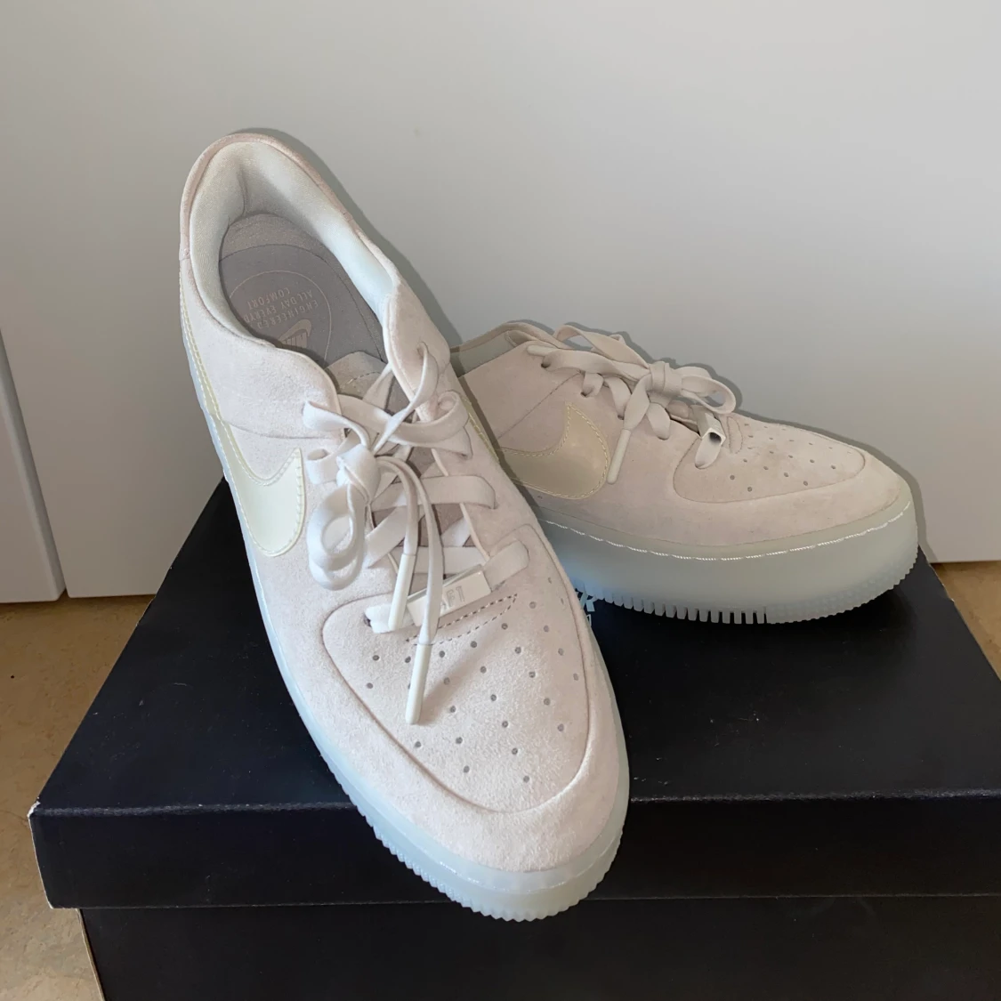 Rosa Nike Air Force 1 Sage Low, strl 40,5 - 90