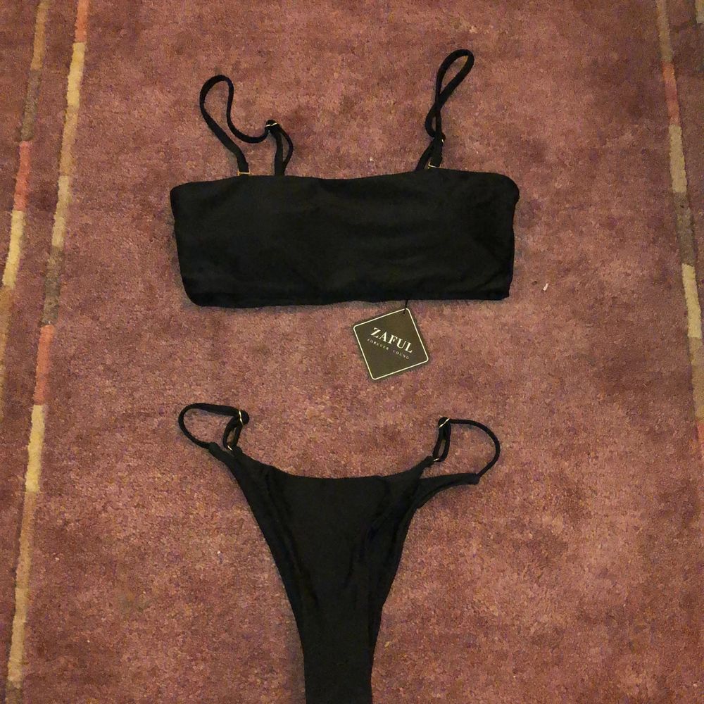 Black bikini, size small (would also fit someone medium), bandeau (with including straps), from ZAFUL, comes in a packet! Has never been worn. . Övrigt.