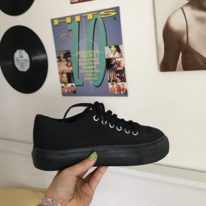 Coola skor - Coola svarta skor i väldigt bra skick. Från Åhléns, utbytta skosnören. Strl 36