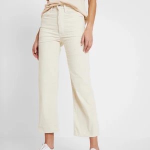 Levi’s Ribcage Straight Ankle  - Detta är ett par Manchester tygbyxor från Levi’s som är knappt använda 1 gång pga för små för mig! Så snygga på! Men tyvärr kan ja inte bara låta dom ligga i garderoben! Dom är värd att användas! 😍 Super snygga verkligen och figurnära 🥰 Jag köpte dom för 1149kr! Buda gärna 😚 köparen står för frakten 😊