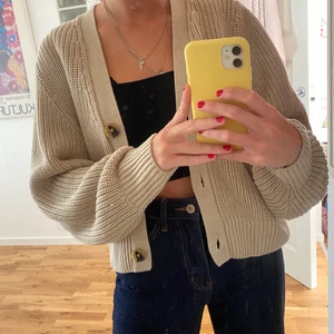 Stickad tröja/kofta beige med knappar 💘 - Superfin beige stickad kofta. Knappt använd. Säljer för att jag äger för många koftor!✨ Storlek M men passar även XS/S (brukar vara strl XS). Högsta bud: 250kr ! Buda i kommentarerna eller meddelande.