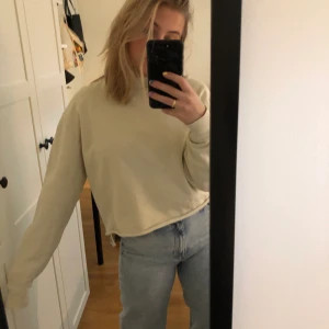 Collusion Sweatshirt - As najs tjocktröja från Collusion, avklippt längts ner. Väl använd så det är en liten fläck på framsidan vid bröstet, skriv för mer bilder:)) Pris är exklusive frakt.