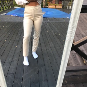 Beiga kostymbyxor  - Kostymbyxor i superskönt material . Jätte fin ljusbeige färg men kommer tyvärr inte till användning. Dom är använda max 3 gånger alltså jätte bra skick😊