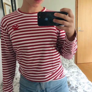 cdg tröja - säljer min cdg tröja 🤍endast använd ett fåtal gånger. storlek m men är mer som en s✨