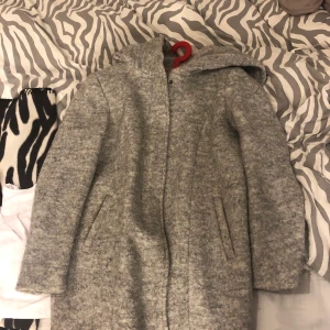 Grå kappa - En grå kappa från vero Moda i storlek L men passar även M. Använt fåtal gånger 