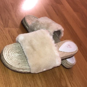 Tofflor strl 41 - Helt oanvända tofflor (fel beställning). Pälsen är fin, len och ren.☁️ Tjock sula. ✨ (Skriv för fler bilder, kunden står för frakten som summan varierar beroende på varans vikt) 