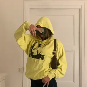 En ascool hoodie köpt på carlings, köpt för drygt ett år sedan, använd typ 5 gånger då jag aldrig använder den, väldigt bra skick, som ny, köpt för 499kr 