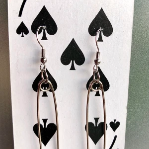 ~Örhängen~ - ~Säkerhetsnål-örhängen~                         —Kommer med överraskning—             Använder bara Swish :)                         -Budning om fler än 2 vill köpa-