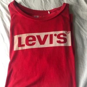 2 Levis T-shirts  - Hej, säljer mina två Levis t-shirts, båda är i superbra skick, kan köpas enskilda i fall det önskas, du stå för frakt💕 nypris blå: 295. Nypris röd: 249. En för 120 två för 300