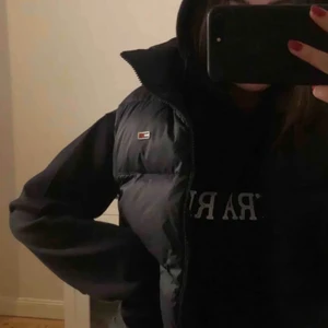 Väst - Lägger även ut denna igen perfekt inför höst och vinter, en så snygg väst från Tommy Hilfiger, perfekt skick och nypris 2000kr. Sitter så snyggt 