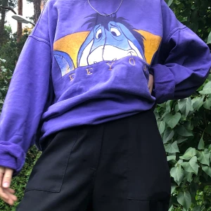 Sweatshirt med Ior tryck  - En söt och snygg oversized sweatshirt köpt på Beyond retro. Supermysig, lägg ett bud - budgivningen slutar 20:00, 17/9 eller när högsta budet passerar 500 + frakt.