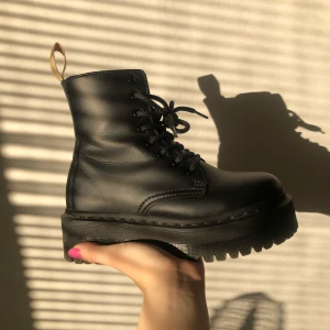 DR MARTENS VEGAN JADON II MONO - Säljer mina dr martens då de helt enkelt inte blivit använda särskilt mycket! Har inga stora skador utan ser bara lite använda ut. Använda kanske 10 gånger. Kan mötas upp i Örebro eller skicka! Frakt ingår i priset. Orginalpris 2300 kr.
