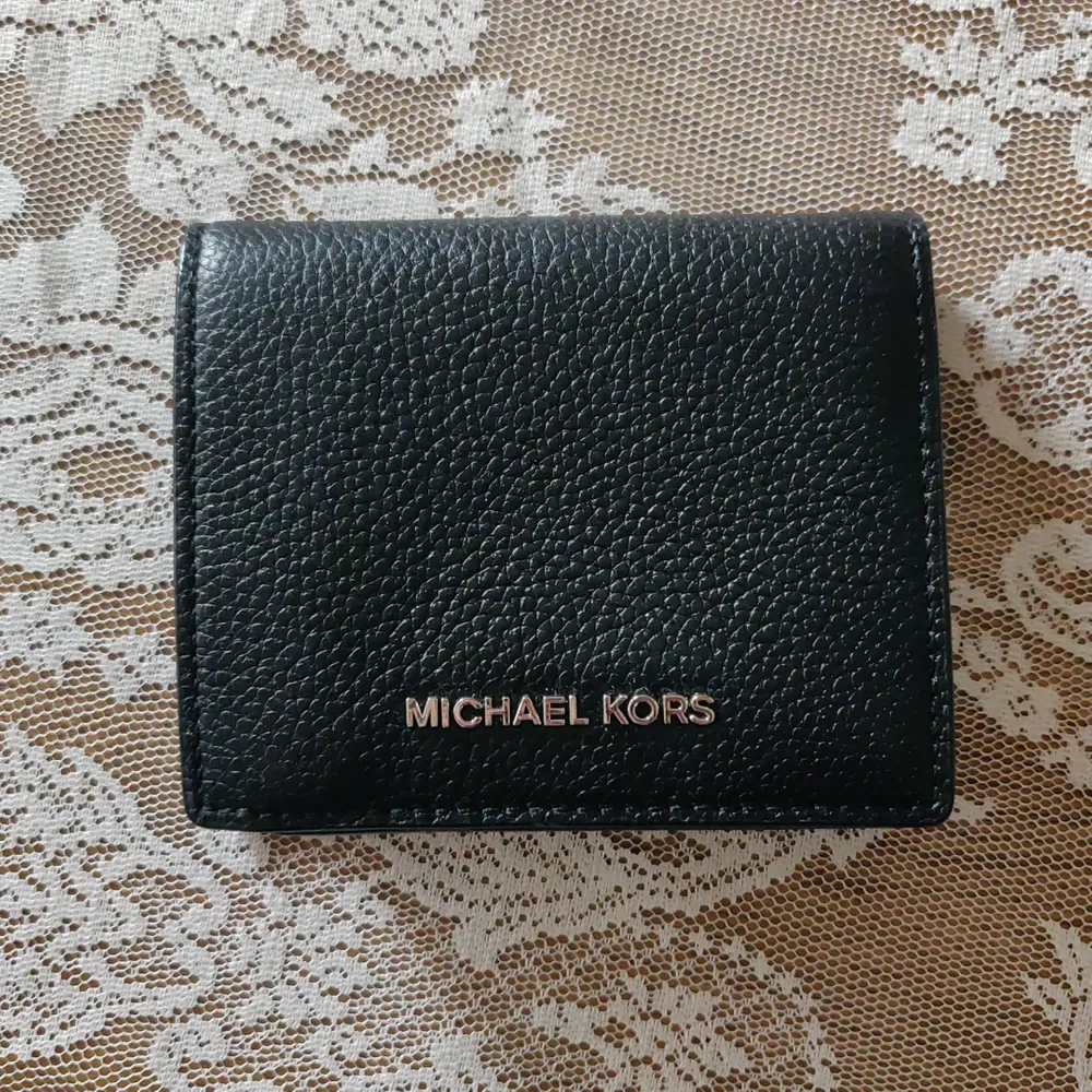 Svart plånbok från Michael Kors. Fick den i present och tyvärr har den inte blivit använd för jag är väldigt nöjd med min nuvarande plånbok. Bättre att denna hittar ett nytt hem. Fraktkostnaden tillkommer.. Accessoarer.