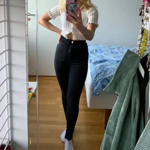 NA-KD jeans, strl 32 - Jättesnygga svarta jeans i strl 32. Jag är 158 cm lång. Sitter åt bra. Möts upp i Stockholm.