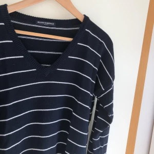 Stickad tröja - Nästan aldrig använd. Superfin och skön. Sticks inte alls!