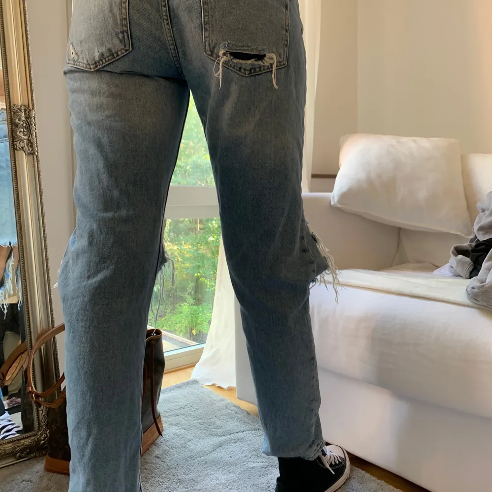 Supersnygga jeans från Zara!! Mina gamla favoriter men ansvänds tyvärr inte alls längre då jag är för lång (180cm). . Jeans & Byxor.