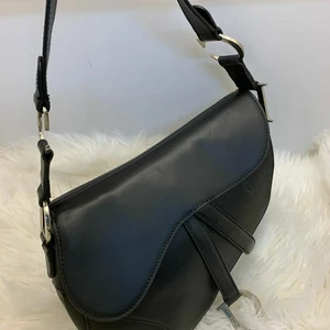 M - Äkta Dior väska, ni kan kolla på nummer som står på väska.