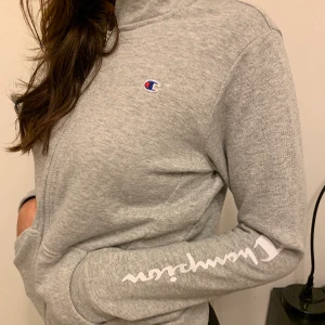 Champion kofta - Grå Champion kofta i storlek XL (barnstorlek). Använd fåtal gånger, nytt skick.