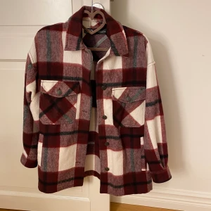 Rutig skjorta/jacka från Zara - En otroligt fin jacka i nyskick, den har bara blivit hängandes. Den är i storlek xs men är stor i storleken ( oversize ) 