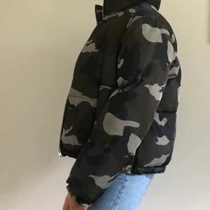 Militär mönstrad jacka - En cool militär mönstrad jacka som funkar bra till den kommande vintern. Väldigt varm och skön. Köpt för 400kr strl S men rätt oversized så funkar på M/L med skulle jag vilja säga. 🤍🤍 för mer info skicka privat.