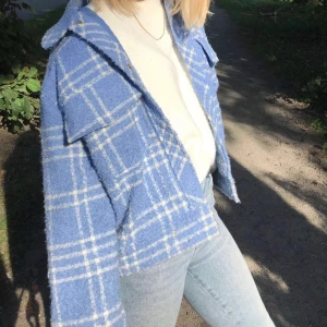 Jacka  - Säljer denna sjukt snygga jacka från monki! Använt förra året några gånger! Köparen står för frakt, kan ev mötas upp!🧚🏼 HÖGSTA BUD JUST NU 600kr! BUDGIVING SLUTAR IKVÄLL KL 21:00