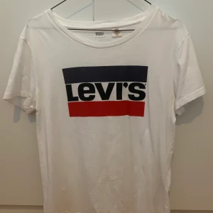 Levis t-shirt - Knappt använd! Säljer pga inte min stil 