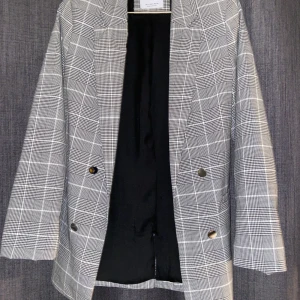Blazer strl S - Superfin rutig blazer från Bershka i storlek S. Inte använd så många gånger så den är i superbra skick. Säljer pga att jag inte får användning av den så ofta. Köpare står för frakt 