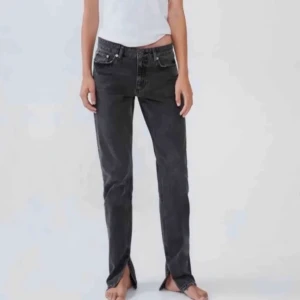 Jeans zara slits  - Jeans från zara med slits. Använt skick 