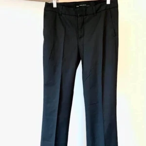 Zara, svarta byxor, 36 - Svarta kostymbyxor eller chinos från Zara! Strl 36 eller S 97% bomull Raka i benen, pressveck. Skickas eller mötas i Stockholm! 🌸