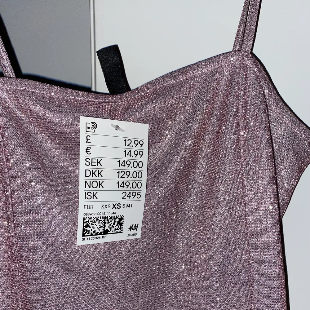 Säljer denna glittriga, korta klänningen med tight passform som är slutsåld i H&M, oanvänd med prislapp kvar. Skickar fler bilder ifall det önskas! Ifall fler vill ha så är det bud som gäller.  Köparen står för frakten 🥰❤️. Klänningar.