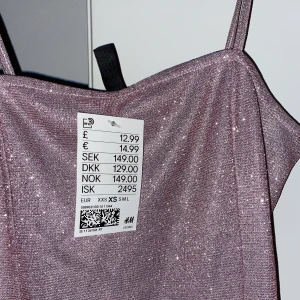 Glittrig kläning - Säljer denna glittriga, korta klänningen med tight passform som är slutsåld i H&M, oanvänd med prislapp kvar. Skickar fler bilder ifall det önskas! Ifall fler vill ha så är det bud som gäller.  Köparen står för frakten 🥰❤️