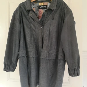 Skinnkappa /jacka vintage 🤍 - Supercool jacka/kappa i grått skinn!!! Vintage.  Mkt cool och speciell. Märkt 40. Äkta skinn. Fint skick, kanske något sliten efter åren. Fodrad på insidan.  L 85cm. Ärm från axel 62cm. Äh-äh 62cm.  Missa inte denna unika jacka 😎 
