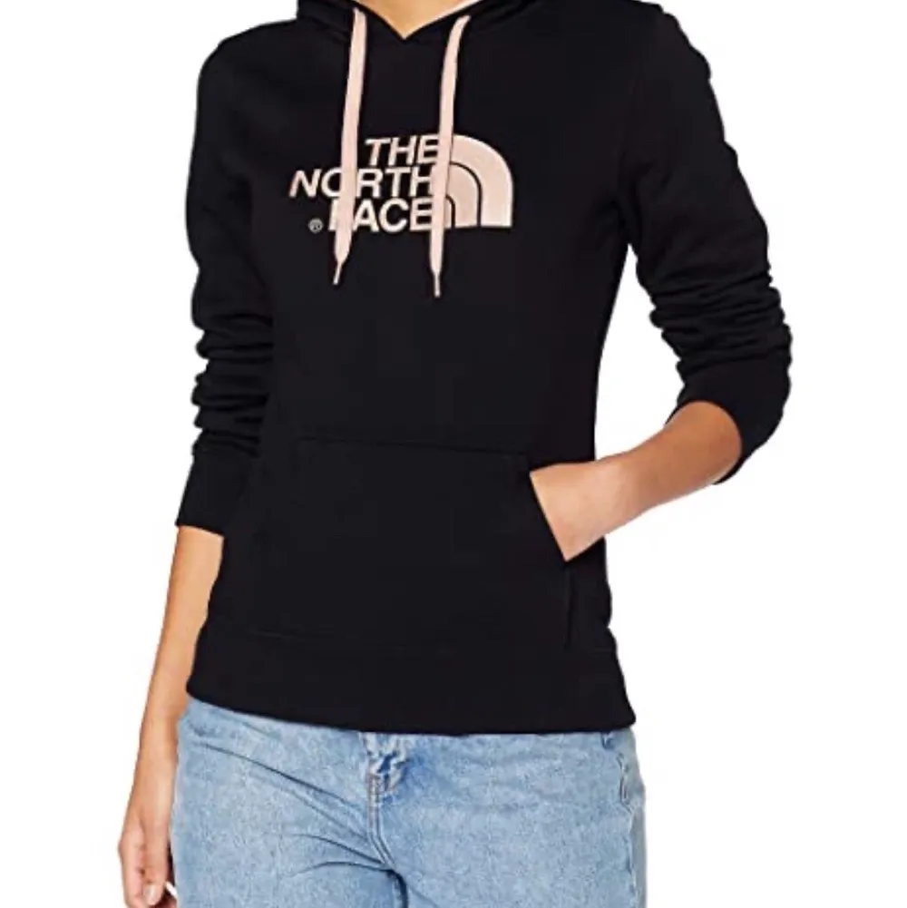 Snygg helt oanvänd The North Face hoodie i färgerna svart och misty rose. Den är helt perfekt nu till hösten då den har fleece inuti! Det är även ett kap då orginal pris är 879kr;))Pris kan diskuteras vid snabb affär;). Hoodies.