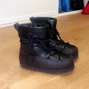 Svarta boots  - Svarta boots från & other stories i storlek 38. Köpta för 1750kr. Säljs för 500kr eller högsta bud😊