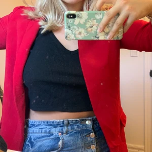 Röd kavaj  - Röd blazer från Zara. Använd fåtal gånger och är i storlek S.  Frakt tillkommer 